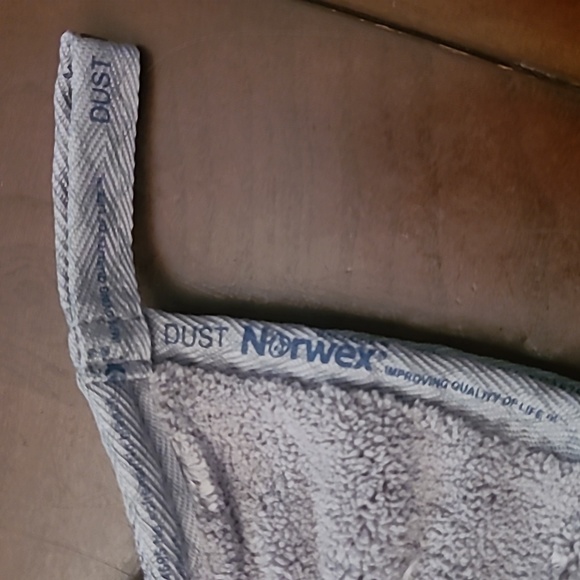 New Norwex dusting mitt - Picture 2 of 3